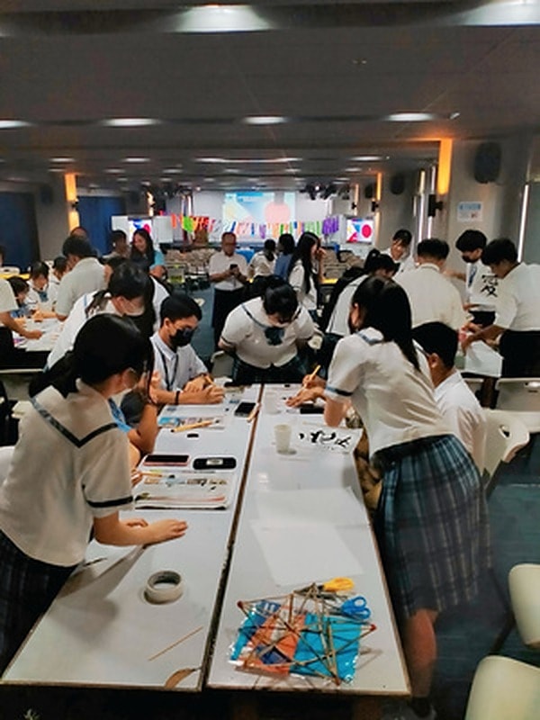 現地高校訪問 — Howdy English Academy